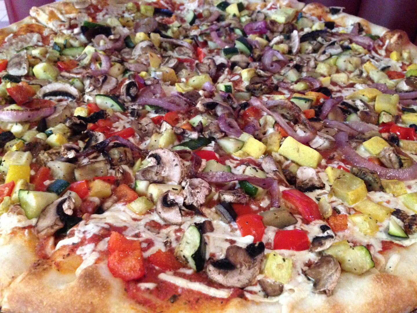 Where to go to get the best vegan pizza in Las Vegas. For more vegan dining options in Las Vegas, visit www.vegansbaby.com/vegansbaby2018