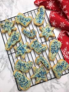 Even if you're vegan, you can have Christmas cookies. Here's a roundup of vegan Christmas cookies we love. For more recipes, visit www.vegansbaby.com